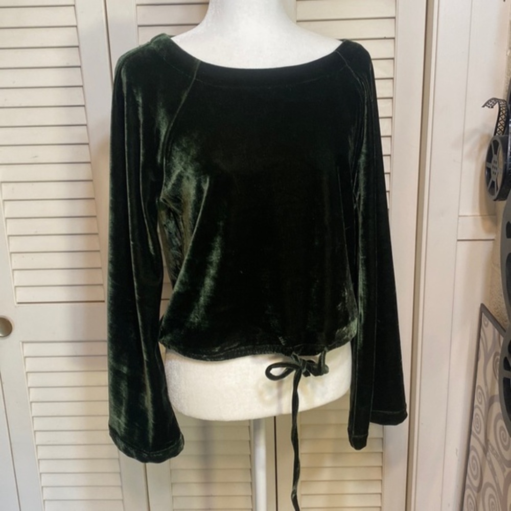 CUPCAKES & CASHMERE S boho velvety feel green cropped blouse with bell sleeves